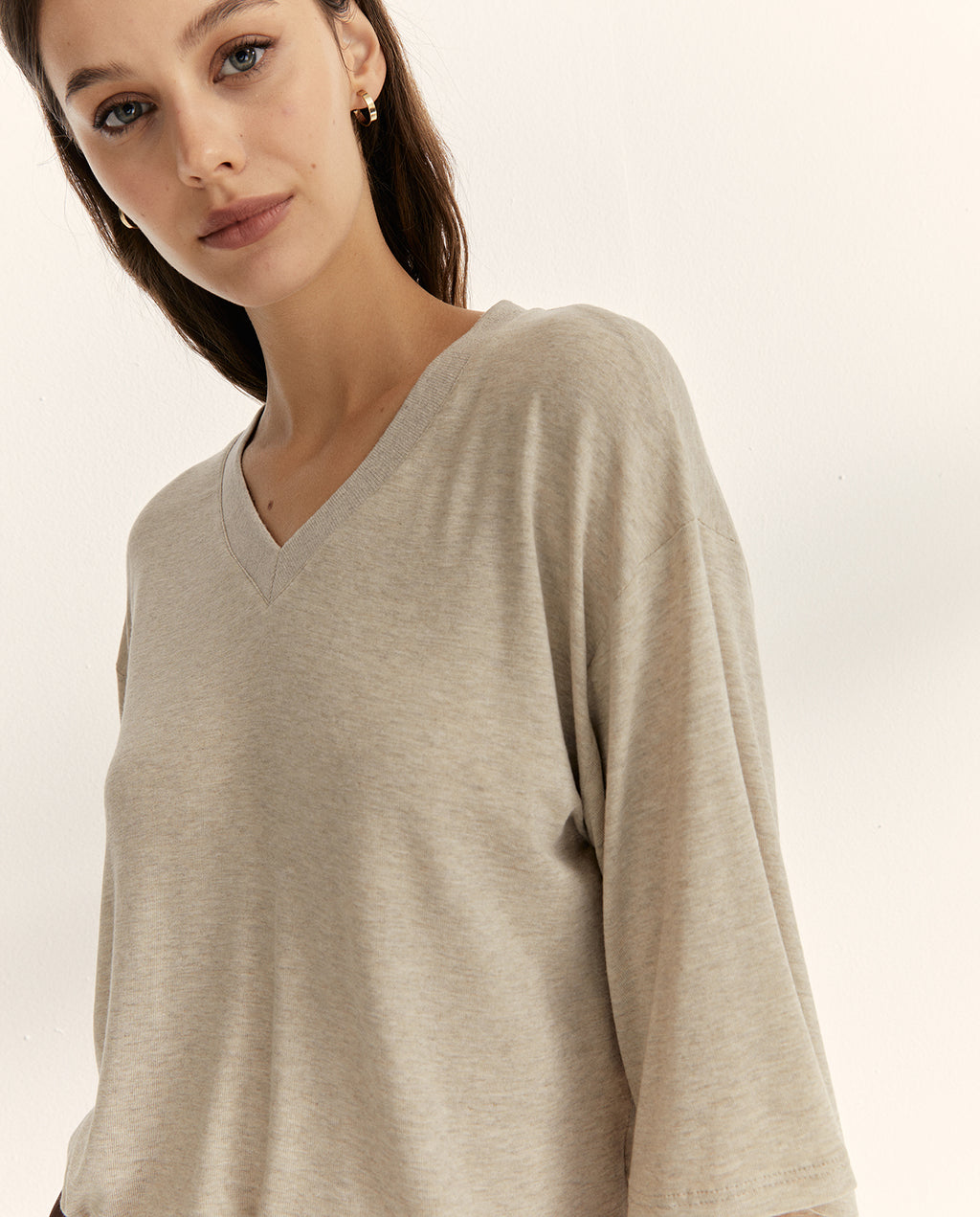 Camiseta de mujer lisa de manga corta y cuello pico