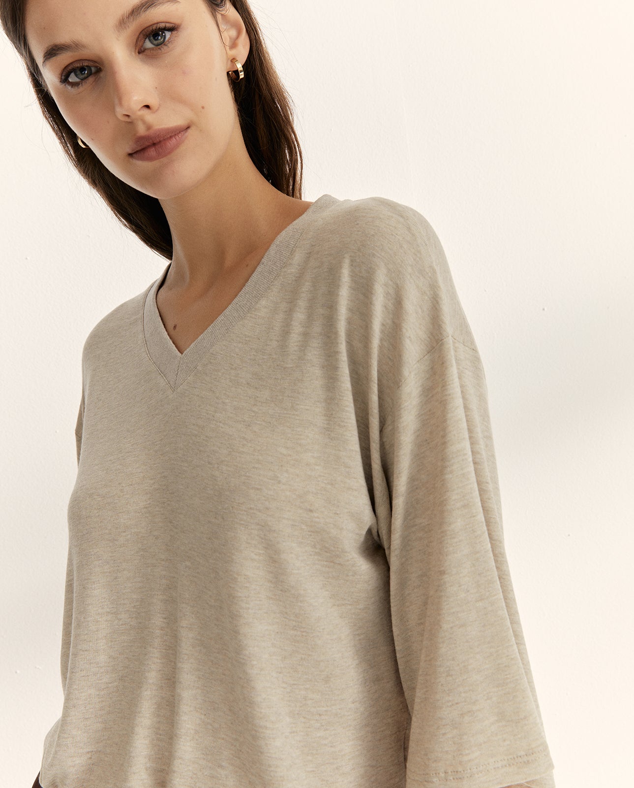 Camiseta de mujer lisa de manga corta y cuello pico