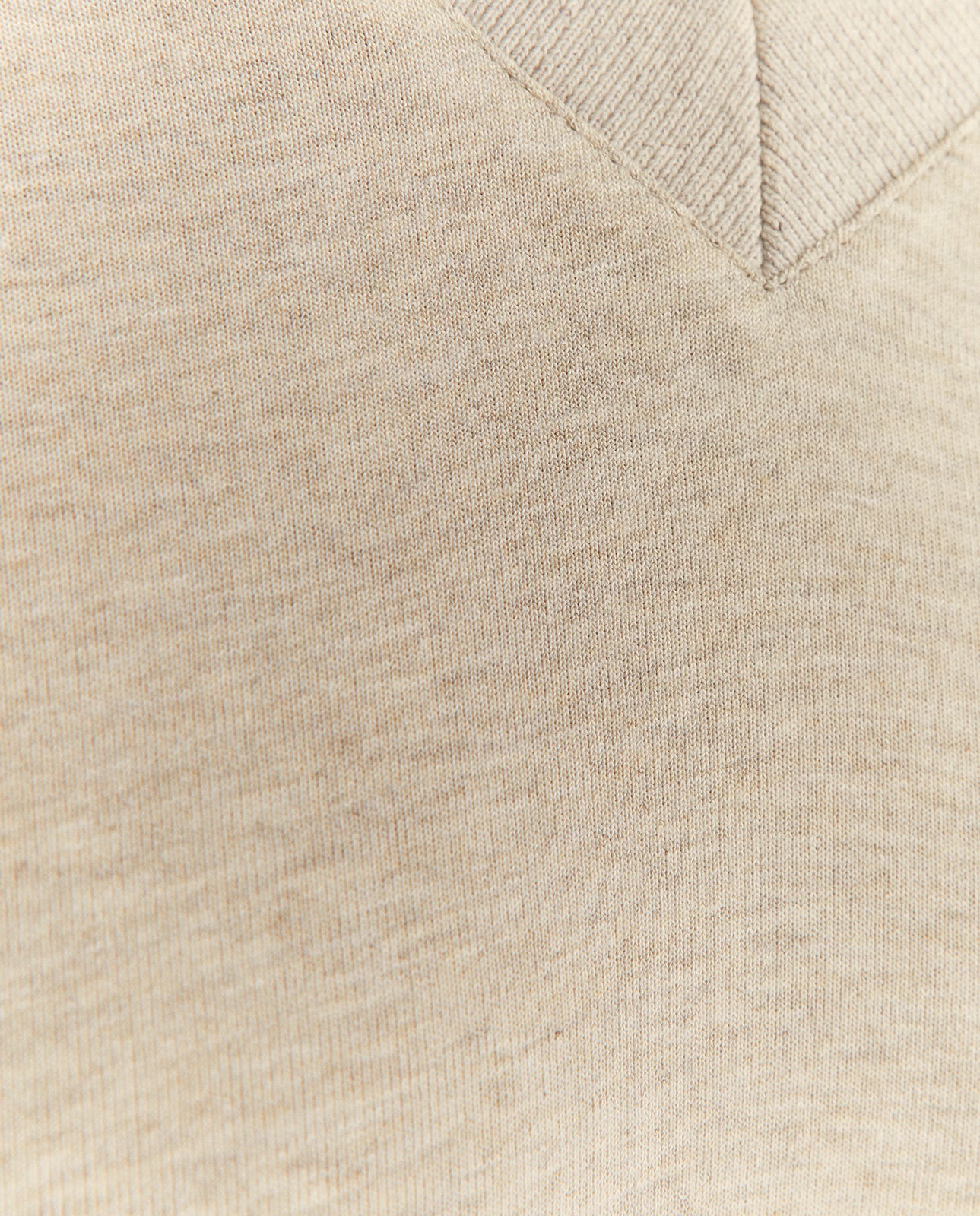 Camiseta de mujer lisa de manga corta y cuello pico