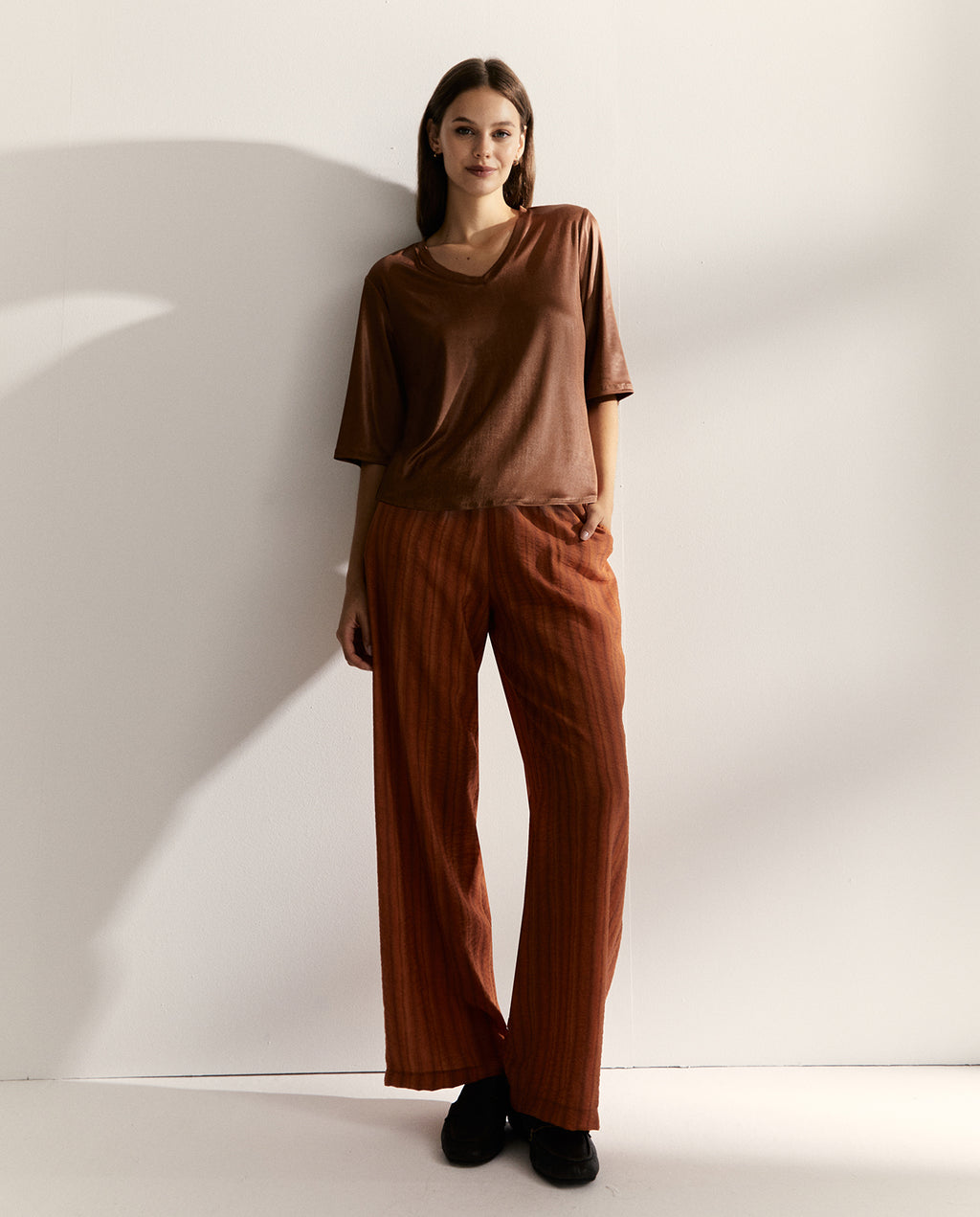 Camiseta de mujer satinada de manga corta y cuello pico