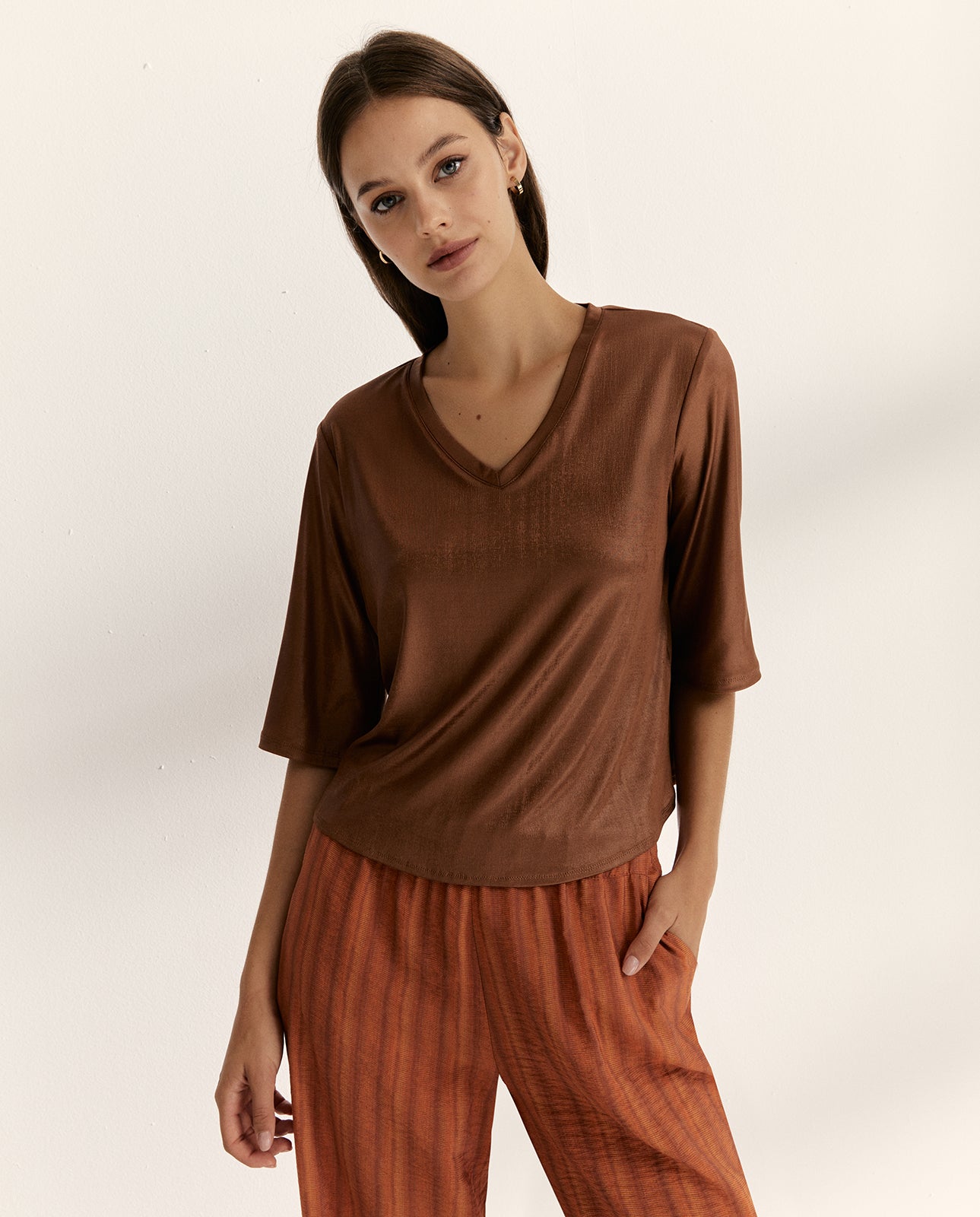 Camiseta de mujer satinada de manga corta y cuello pico