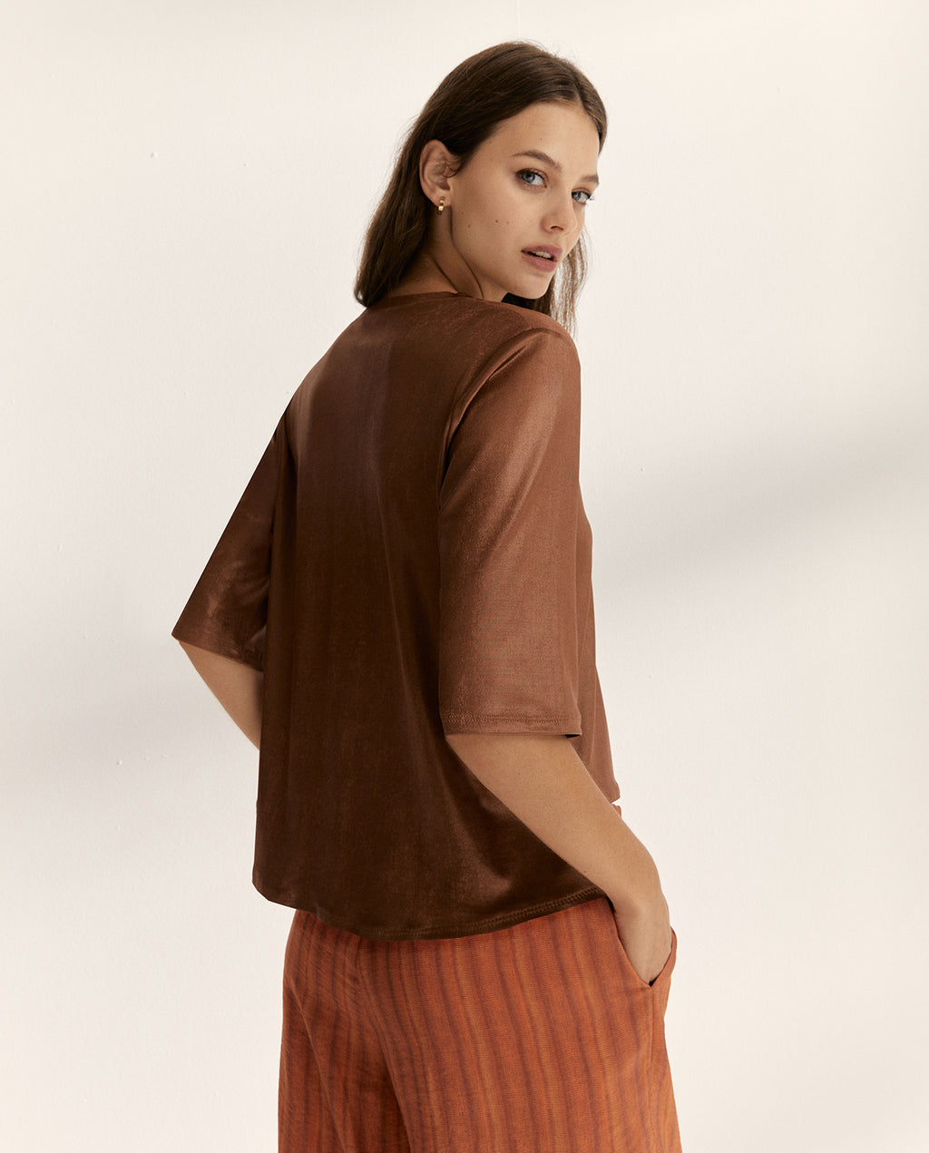 Camiseta de mujer satinada de manga corta y cuello pico