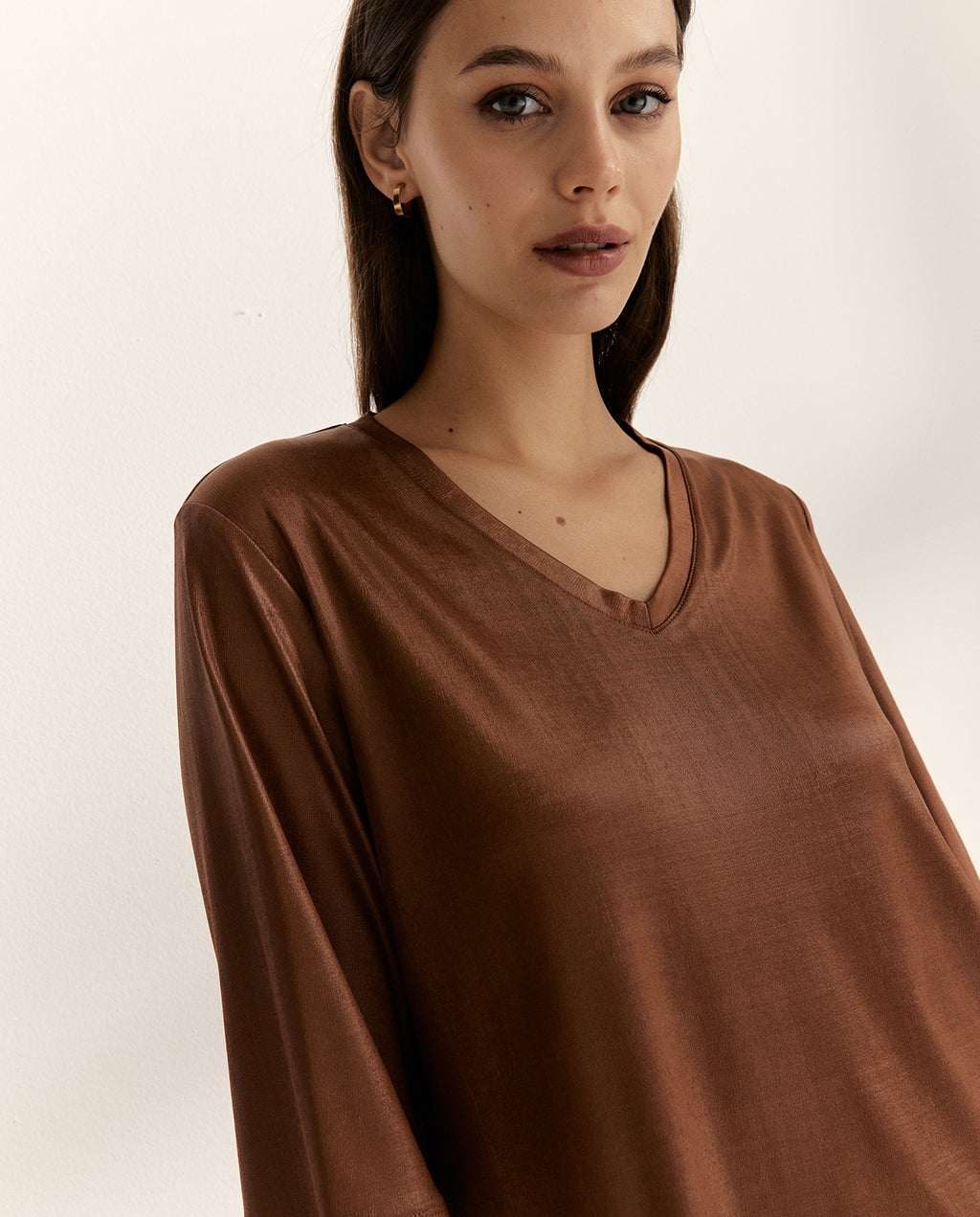 Camiseta de mujer satinada de manga corta y cuello pico