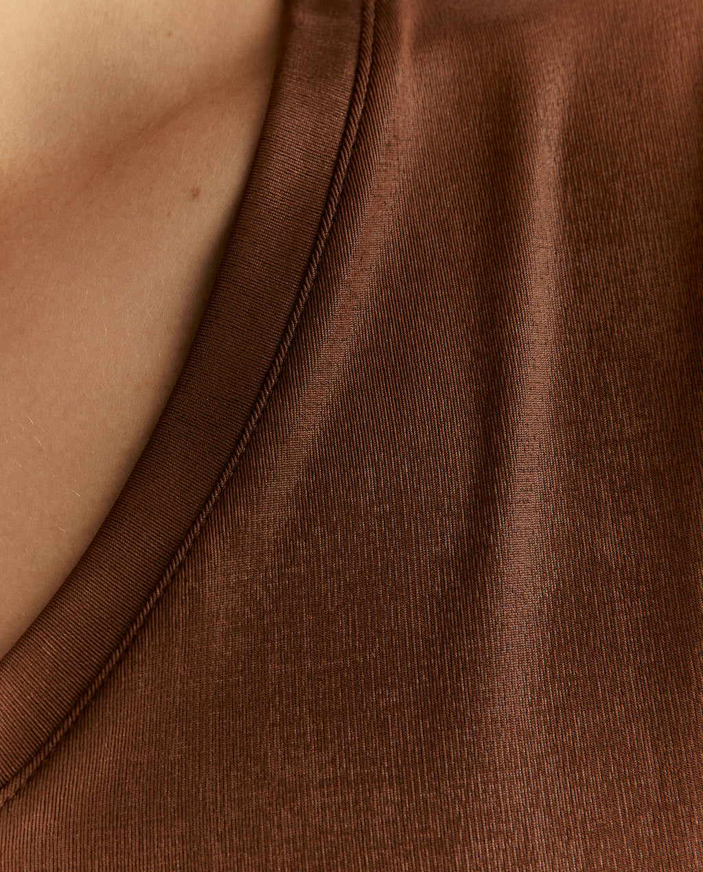 Camiseta de mujer satinada de manga corta y cuello pico