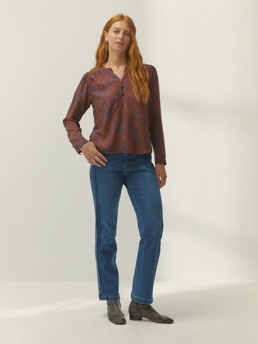 Blusa de mujer estampada cuello redondo forma pico