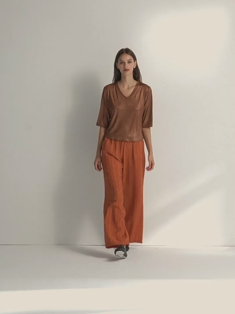 Camiseta de mujer satinada de manga corta y cuello pico