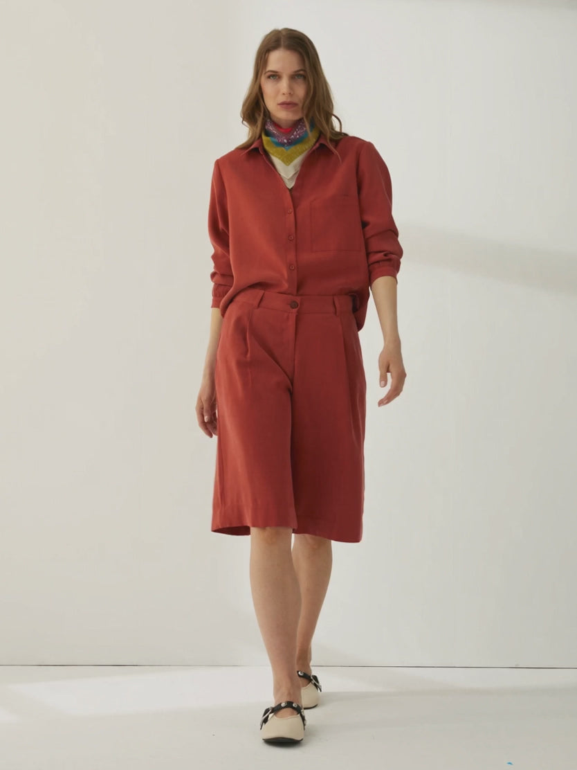 Bermuda de mujer con pinzas rojo