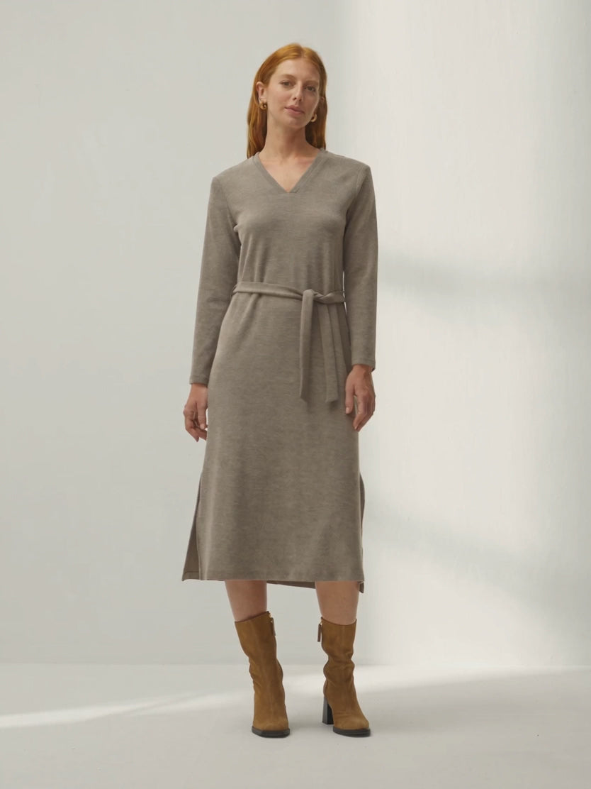 Vestido midi de punto liso cuello pico manga larga