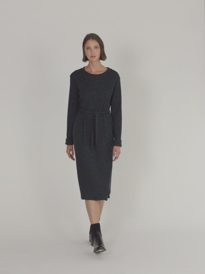 Vestido de punto manga larga cuello redondo y cinturón