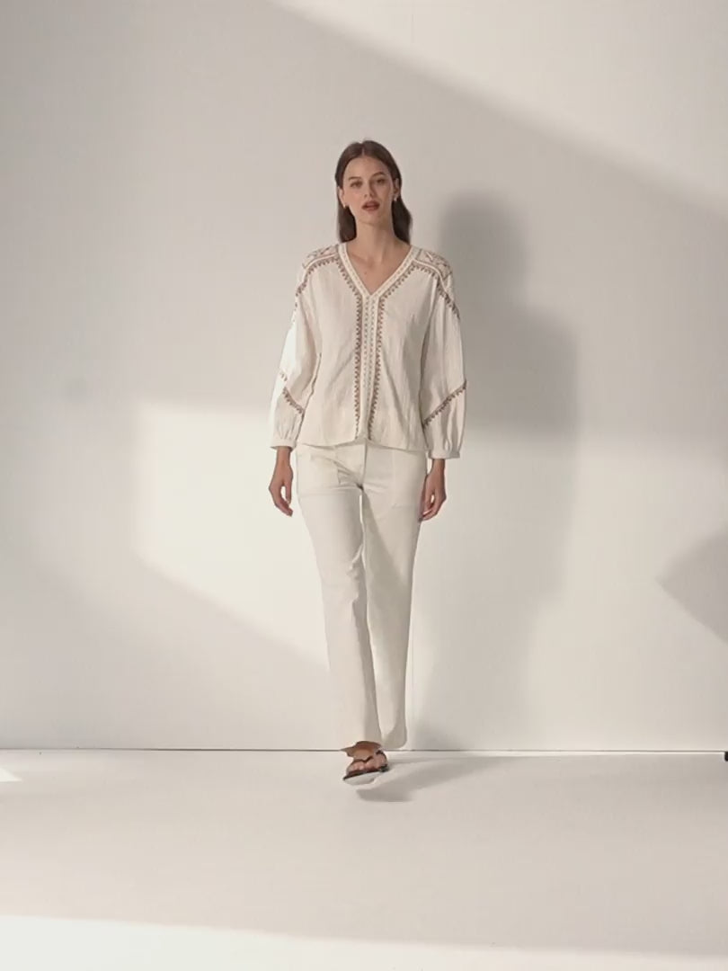 Blusa de mujer bordada escote pico manga francesa