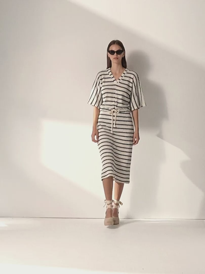 Vestido midi punto jaquard manga corta escote pico