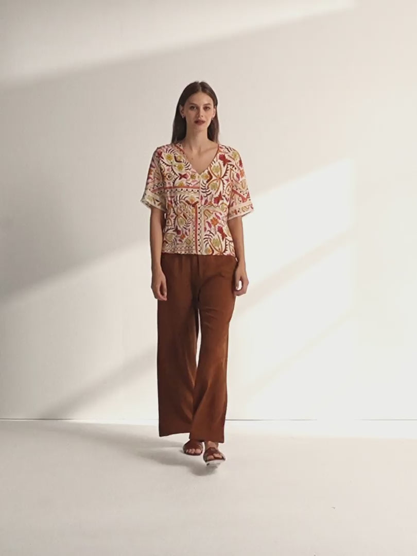 Blusa de mujer estampada cuello pico manga corta