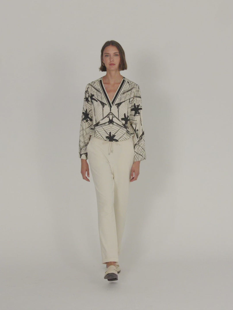 Blusa de mujer estampada cuello pico manga larga