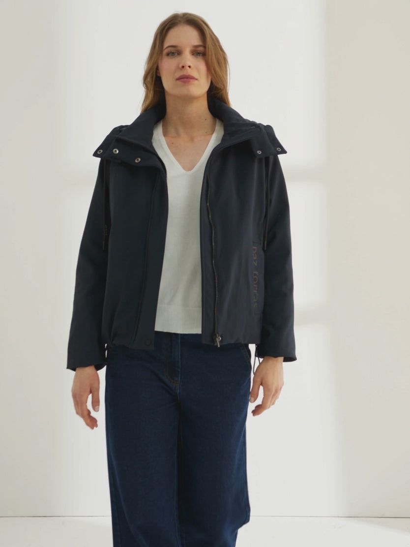Parka corta de mujer con capucha